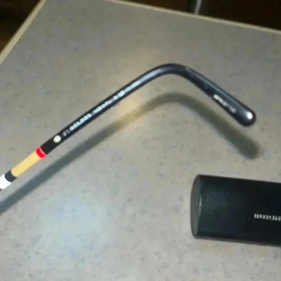 Authentic BURBERRY SUNGLASSES Burberry Black Cat Eye Sunglasses and hard case - Picture 10 of 10